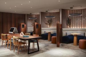 卡萨布兰卡Courtyard by Marriott Casablanca Downtown的大堂设有桌椅和沙发。