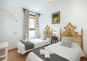 波连斯萨Owl Booking Villa Rafals - Wonder in the Midst of Nature的一间卧室设有两张床和窗户。