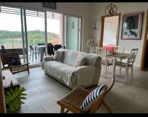 María ChiquitaApartamento en el mar Caribe, Playa Escondida Resort & Marina的客厅配有沙发和桌子