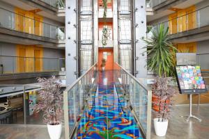 略夫雷加特河畔奥斯皮塔莱特巴塞罗那格伦薇亚菲拉欧洲酒店的大楼内有色彩缤纷的走廊