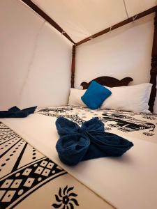 本托塔Ayur Nelum Villa的一间卧室配有一张带蓝色枕头的床。