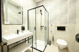 巴尼亚卢卡维多维奇酒店的带淋浴、卫生间和盥洗盆的浴室