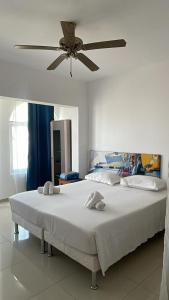 Pedra BadejoMaison Residencial casa de ferias的一间卧室配有两张床和吊扇
