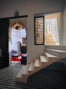 拉巴特RiadLalZahra的客厅设有通往客房的楼梯