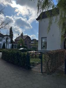 阿珀尔多伦Luxe kamer in stadsvilla, gratis parkeren!的前面有栅栏的白色房子