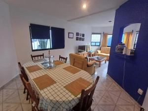 底拉斯卡拉Rústica Azul的一间带桌子的客厅和一间餐厅