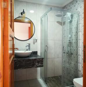 安塔利亚WOO Town Suites的一间带水槽和玻璃淋浴的浴室