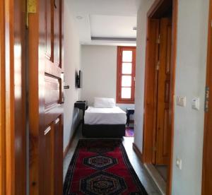 安塔利亚WOO Town Suites的小房间,配有床和红色地毯