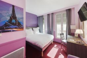 巴黎普桑酒店的酒店客房设有一张床、一台电视和一间卧室。
