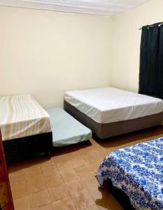 尤西德福拉Casa amarela的双床间设有2张单人床。