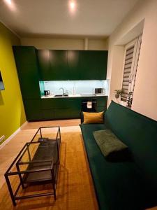 卢布林Apartment Targowa L7的客厅配有绿色沙发和桌子
