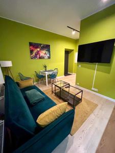 卢布林Apartment Targowa L7的客厅配有蓝色的沙发和平面电视。