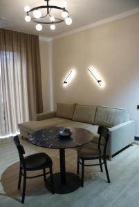 利耶帕亚Giertmaņa apartamenti的客厅配有沙发和桌椅