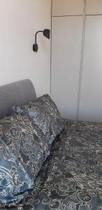 利耶帕亚Giertmaņa apartamenti的一间卧室配有一张带枕头和灯的床
