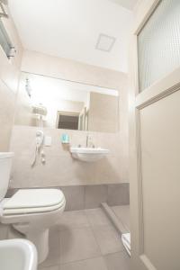 科尔多瓦 格兰雷克斯酒店的一间带卫生间和水槽的浴室