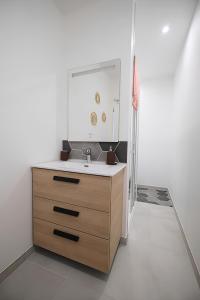 亚眠Dewailly, 3 couchages, élégant, proche centre ville的一间带水槽和镜子的浴室