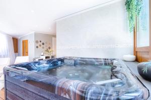 诺维格勒伊斯特拉Boutique Hotel Santa Maria的客厅设有大浴缸