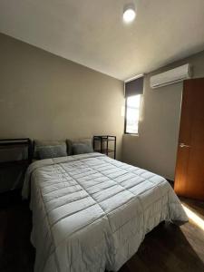 比亚埃尔莫萨Torre Polvora Departamento by AIRA Mexico的卧室设有一张白色大床和一扇窗户。