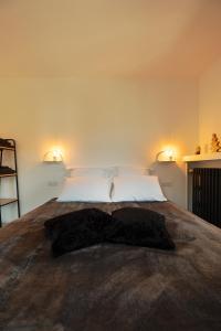 VenthonChalet les Myrtilles的卧室配有一张带两盏灯的墙壁床。