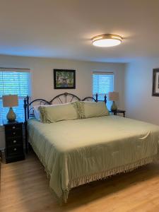 法兰克福Whiskey Woods的一间卧室设有一张床和两个窗户。