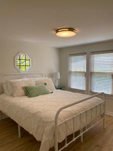 法兰克福Whiskey Woods的卧室内的一张白色床,设有窗户