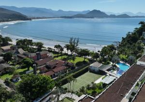 乌巴图巴温布利酒店 的享有海滩空中美景,设有网球场