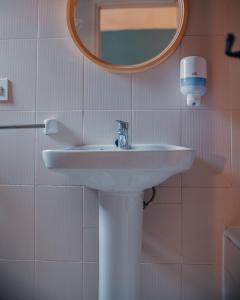 瓦伦西亚Barraca Suites的浴室设有白色水槽和镜子