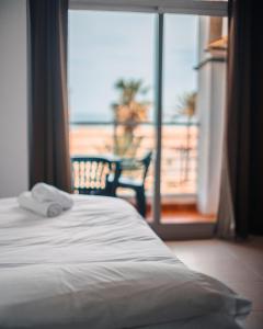 瓦伦西亚Barraca Suites的一间卧室配有一张床,享有海景