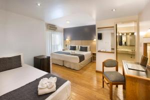 布宜诺斯艾利斯谢尔顿酒店的酒店客房配有两张床和一张书桌