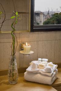 布宜诺斯艾利斯谢尔顿酒店的一个带蜡烛和毛巾的花瓶