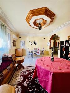 杰迪代Appartement Vintage à EL JADIDA rte Sidi Bouzid的客厅配有桌子和沙发