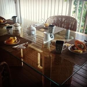 科纳海勒华拉来住宿加早餐旅馆的一张木桌,上面有玻璃顶,上面有食物