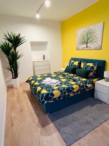 卢布林Apartment Targowa L9的一间卧室配有一张蓝色的床和黄色的墙壁