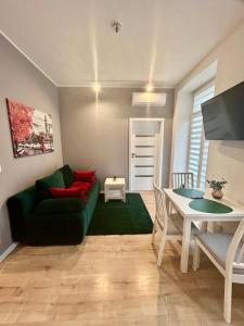 卢布林Apartment Targowa L9的客厅配有绿色沙发和桌子