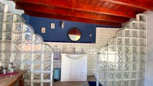 贝加德圣马特奥Angel Caves Farmstay的一间带水槽和镜子的浴室