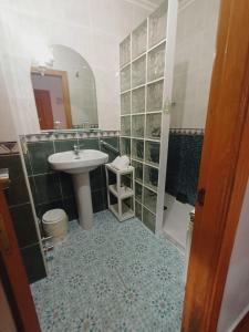 阿里纳斯·德·卡伯瑞勒斯Hotel El Coterin Apartamentos y Habitaciones的一间带水槽和镜子的浴室