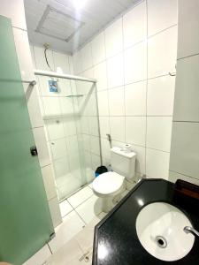 因佩拉特里斯Borges Hotel的浴室配有卫生间、淋浴和盥洗盆。