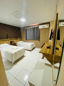 因佩拉特里斯Borges Hotel的酒店客房配有两张床和一张书桌