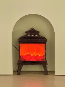 首尔사당 그린나래 스테이的壁炉内有橙色的火炉