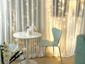 首尔사당 그린나래 스테이的窗前的桌椅,带灯