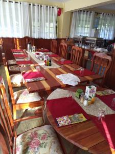 MweigaSangare Gardens的用餐室配有长木桌椅