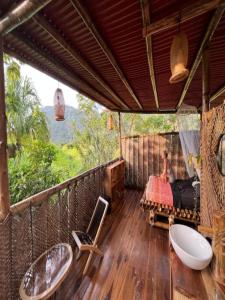 埃尔扎伊诺The Valley Tayrona hostel- A unique social jungle hostel的客房设有阳台、床和浴缸