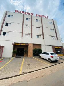 因佩拉特里斯Borges Hotel的停在酒店前的白色汽车