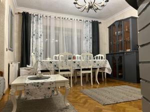 波兰尼卡-兹德鲁伊Jaśminowy Dwór Pensjonat的一间带桌椅和吊灯的用餐室