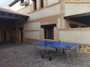 ArgésCasas Rurales El Aljibe, Jara的大楼前的蓝色乒乓球桌