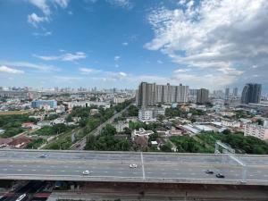 Bang SuMetro sky prachachuen的城市景观与高速公路