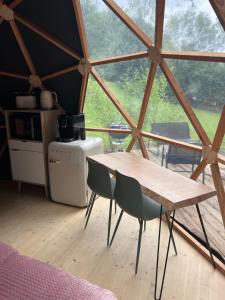 摩泽尔河畔的鲁普特Dôme l'Escapade Insolite的帐篷内的房间,配有桌椅