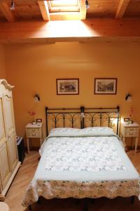 蒙特罗索阿尔马雷伊尔蒂莫莱塔旅馆的一间卧室配有一张带金属床架的床
