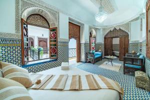 马拉喀什Riad Khadoj-Marrakech-Traditional的一间卧室,卧室内配有一张大床