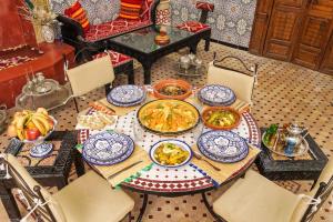 马拉喀什Riad Khadoj-Marrakech-Traditional的上面有盘子的桌子